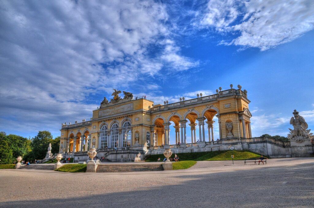 How can I travel to Schönbrunn by public transportation?